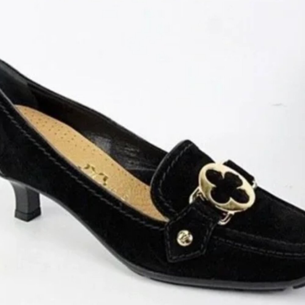 Beautiful Louis Vuitton pumps.